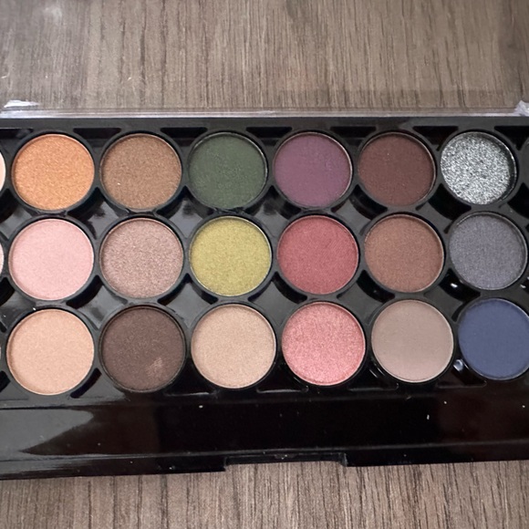 FLOWERFUL EYE SHADOW PALLET BY FLOWER NWOT
24 individual shades to mix - Picture 5 of 5